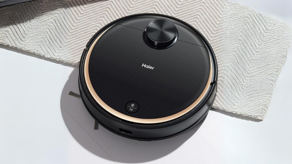 Robot-Vacuum-Cleaning-Carpet